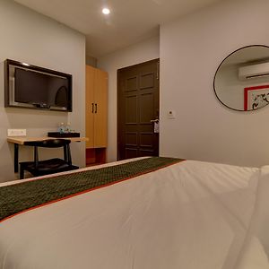 Oyo Townhouse 117 Punjabi Bagh Near Tdi Mall